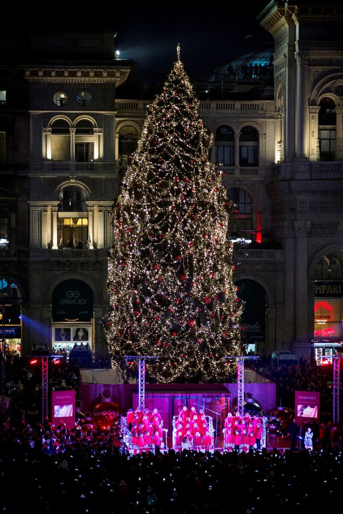 pandora-albero-piazza-duomo-07_12-rid