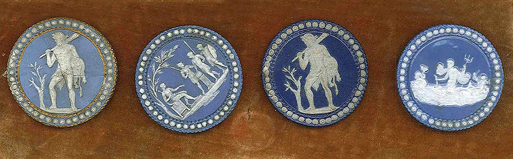 Serie di 4 bottoni in porcellana Wedgwood con figure mitologiche classiche a rilievo bianco su azzurro, Inghilterra, sec. XVIII, fine porcellana dipinta, manifattura Wedgwood n.inv. 13782 Firenze, Museo Stibbert 