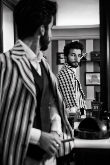 Nell’immagine, Stefano Scarpa, di Fratelli Scarpa Barber Shop, indossa giacca in jersey gessatone e gilet doppio petto in misto lana. Immagini Alessandro Gilles, tutti i diritti riservati. 