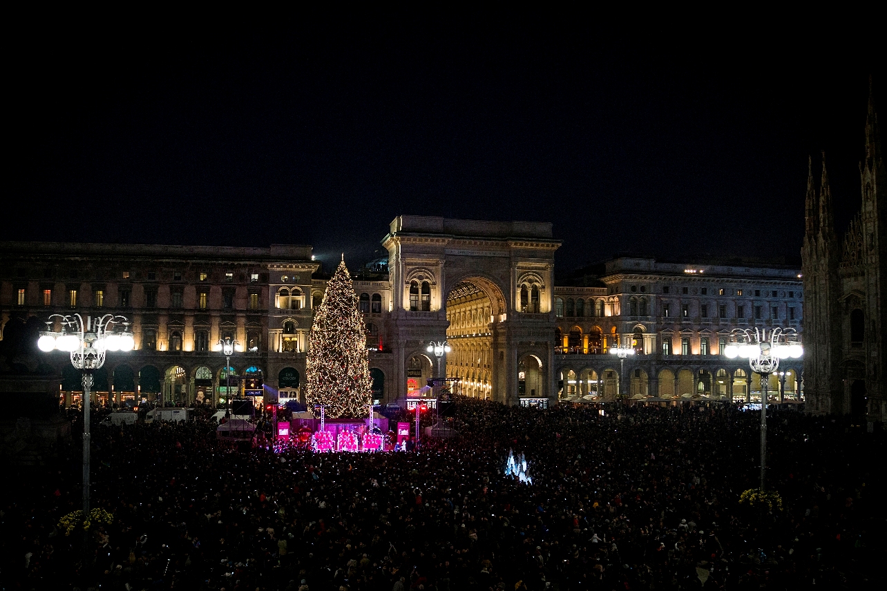 PANDORA ACCENDE IL NATALE CON UN SUGGESTIVO EVENTO ALLL’INSEGNA DELLE EMOZIONI<br> Musica, luci e danza hanno animato la tradizionale cerimonia di accensione dell’Albero in Piazza Duomo