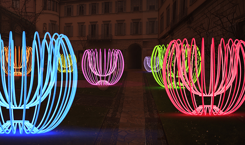 L’INSTALLAZIONE ARTISTICA “POESIE DI NEON” ILLUMINA LE NOTTI DEL FUORISALONE ALLE GALLERIE D’ITALIA