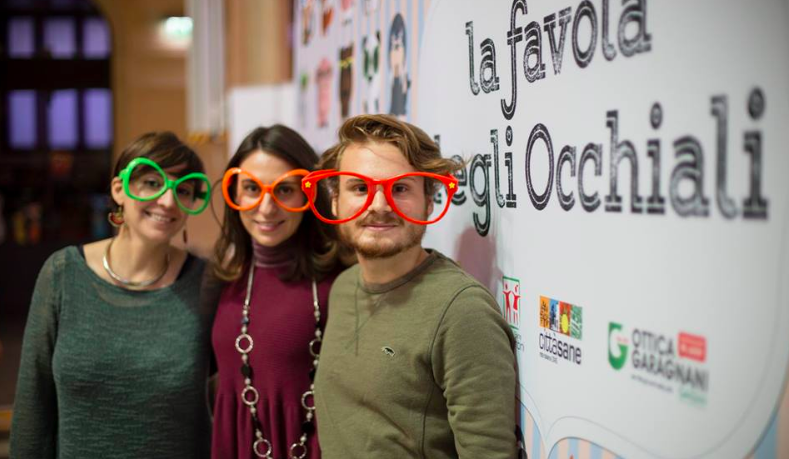 ESSILOR ITALIA CONFERMA IL SOSTEGNO A OTTICA GARAGNANI  PER LA “BUONA VISIONE” DEI BAMBINI Torna l’appuntamento con “La favola degli occhiali”,  l’iniziativa benefica di screening visivo dedicata ai piccoli bolognesi