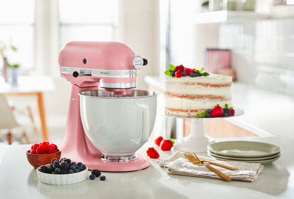 KitchenAid presenta la Limited Edition Primavera Estate!<br>L’iconico Robot da Cucina Artisan nella nuance Dried Pink si unisce all’esclusiva Ciotola in Acciaio Laccato Bianco per una bella stagione piena di stile