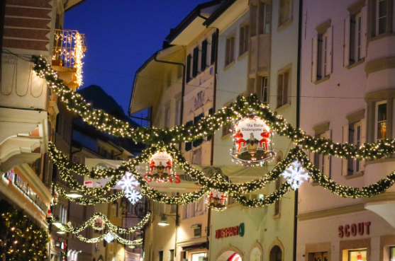 Sarà comunque un magico Natale quello di Bolzano.  Anche senza il tradizionale mercatino la città dà un segnale di positività e invita a trascorrere un Avvento più intimo e suggestivo ma sempre festoso e sorprendente. Tra luci, installazioni, musica e tante altre iniziative.